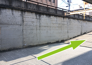 突き当たりのスロープを登ってください