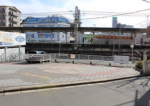 駐車場の向こうに当院があります